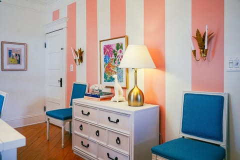 Stylish Historic Retreat|Walk to Downtown|Parking image 3
