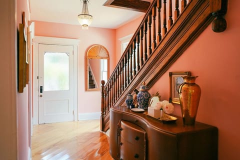 Stylish Historic Retreat|Walk to Downtown|Parking image 5