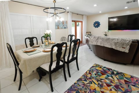 Huge 4BR Cutler Bay Home. Work Friendly. Marina