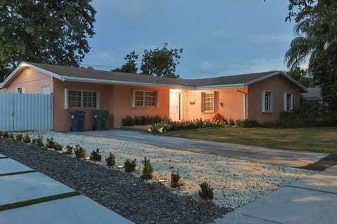 Huge 4BR Cutler Bay Home. Work Friendly. Marina