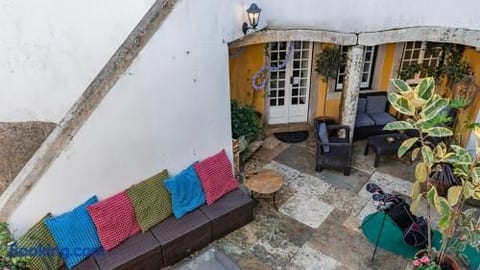 Cozy tiny Room in 17th century Villa in Sintra Historic Center, BBQ, Snooker, Patio and Piano - Velvet Sintra