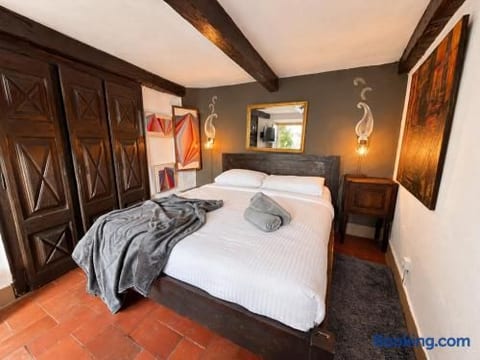 Cozy tiny Room in 17th century Villa in Sintra Historic Center, BBQ, Snooker, Patio and Piano - Velvet Sintra
