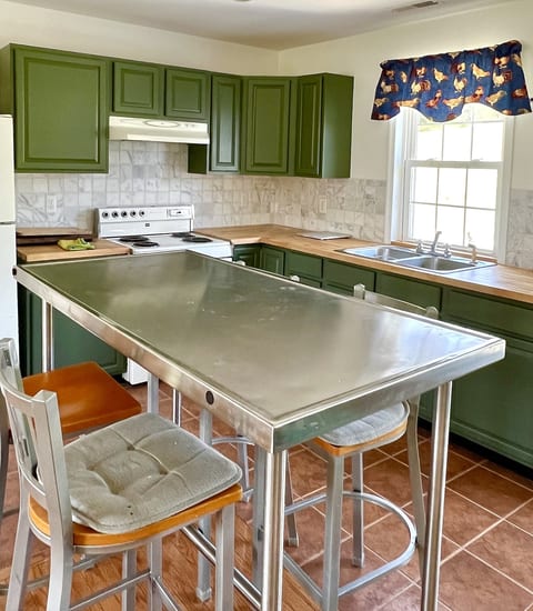 Full Kitchen with prep island