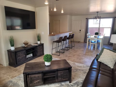 !NEW! Lavish Villa with 2 Pools/ Hot Tub in Moab!