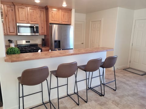 !NEW! Lavish Villa with 2 Pools/ Hot Tub in Moab!