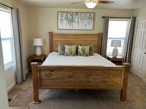!NEW! Lavish Villa with 2 Pools/ Hot Tub in Moab!