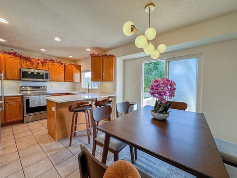 Family Retreat Near SLC Airport 6 BR 3.5 Bath image 4