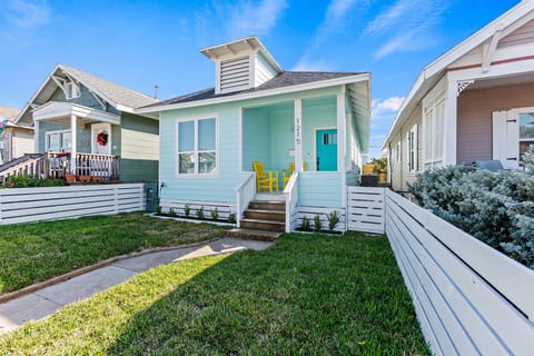 Welcome to your getaway! Across the street from the beach!
