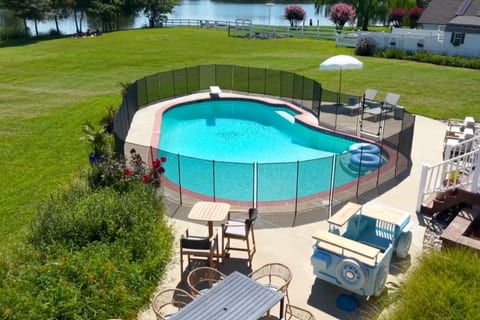 *Waterfront* 5BR w/ Pool + Firepit on Kent Island!