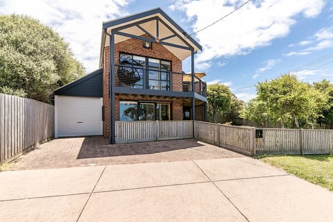 Bright 3BR home, ocean views, easy walk to beach image 4