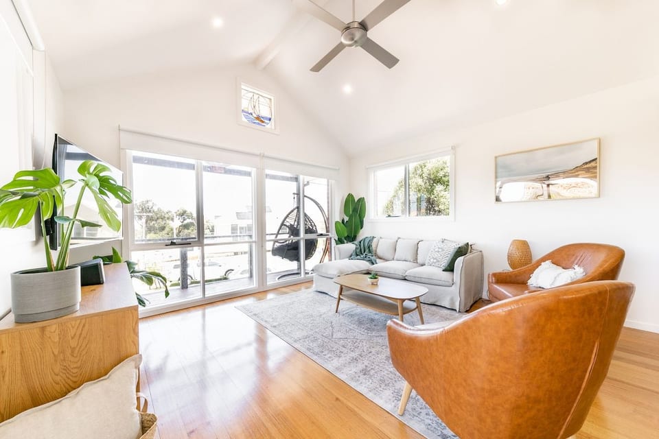 Light and airy living area with views over the golf course to the ocean. We love sitting back and watching golfers make their way around the course as the waves roll in. Quite an ever changing and entertaining landscape!