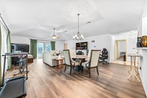 Cozy Stay in Prestigious Alamo Heights