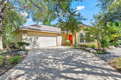 Cozy Stay in Prestigious Alamo Heights