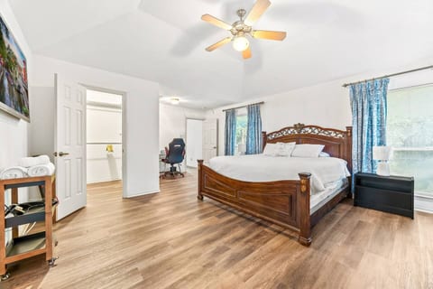 Cozy Stay in Prestigious Alamo Heights