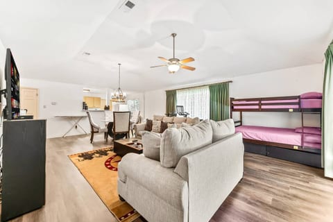 Cozy Stay in Prestigious Alamo Heights