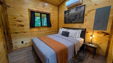 Twilight Woods | New Secluded RRG Cabin + Hot Tub image 5