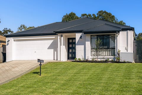 Exterior : A warm welcome awaits from the moment you arrive, with a modern exterior, manicured lawn and convenient off-street access.