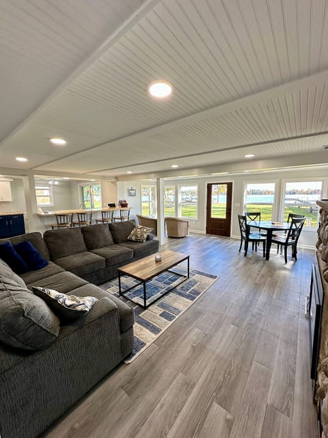 Otsego Lake Escape, Sleeps 14, Skiing, Snow trails, Fire Pit