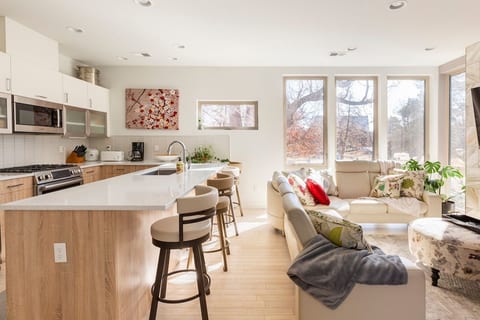 Stylish and Modern - Centrally Located image 4