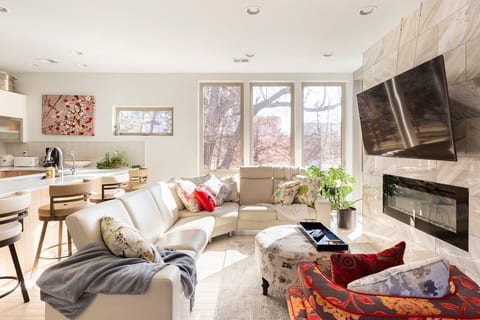 Stylish and Modern - Centrally Located image 1