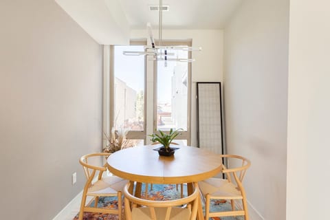 Stylish and Modern - Centrally Located image 3