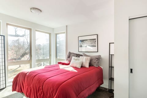 Stylish and Modern - Centrally Located image 5
