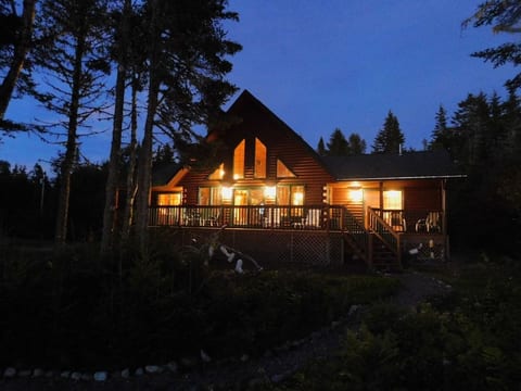 Gather at night with family and friends in the coziness of the cabin...