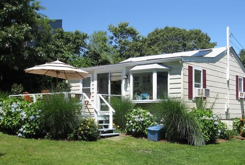 Deck off living room/kitchen complete with full patio set