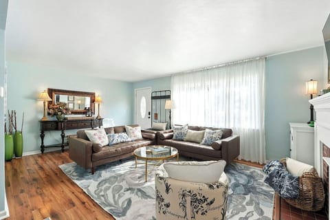 Entry/Living Room