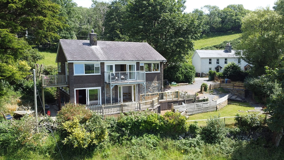 Pant Golau House - a contemporary spacious retreat