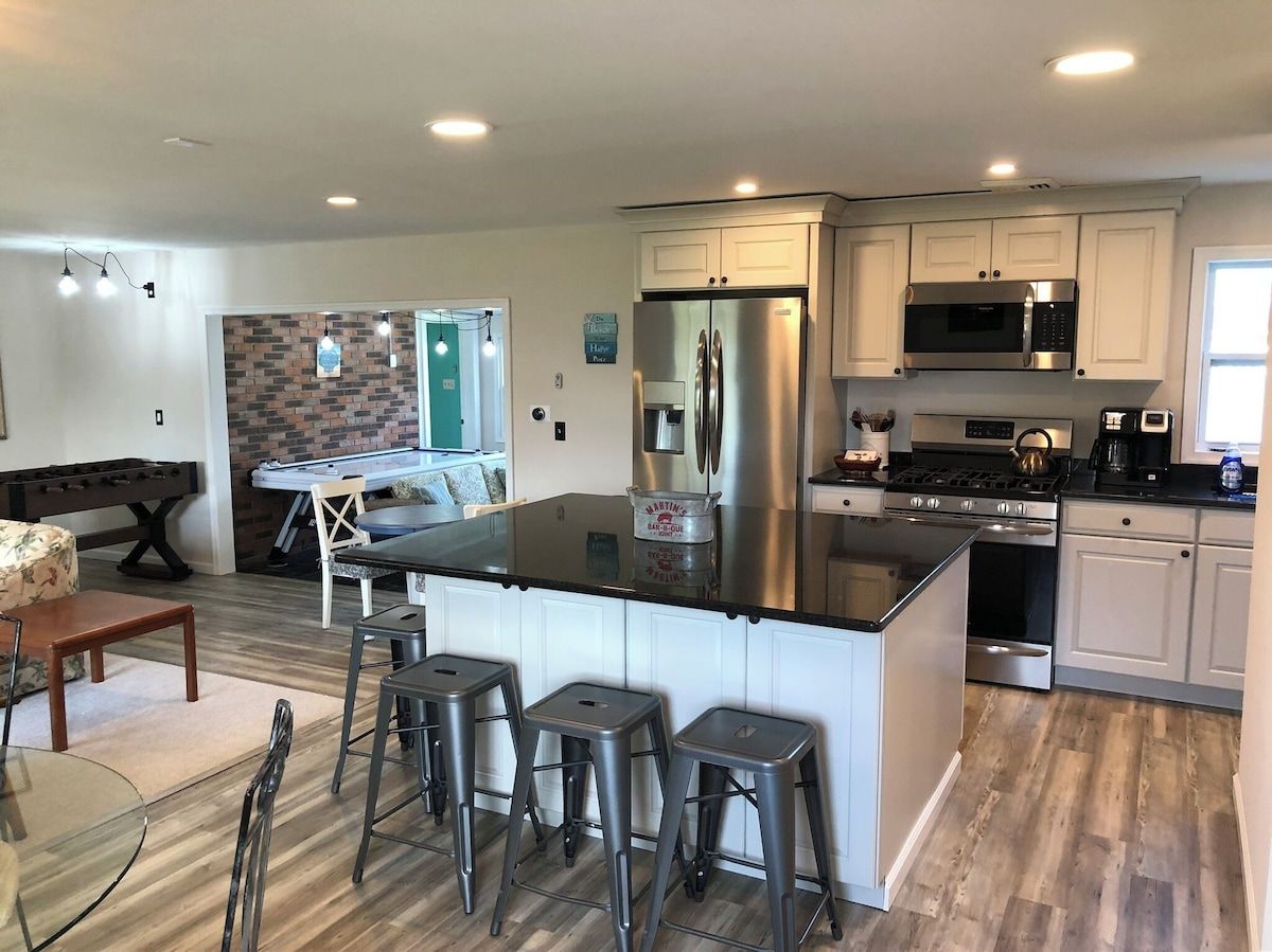 The Gathering Place at Pilgrim Plaza - Pet Friendly & Game Room Sleeps 10