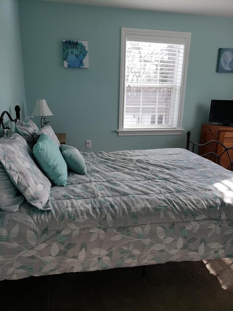 Master Bedroom - Queen bed
