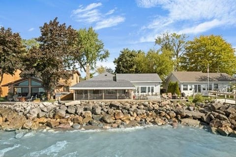 E&S Lake House Retreat image 1