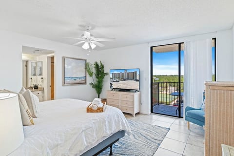 Wake up, pull the slider, and step straight onto the balcony. The primary opens onto the north section, over the parking deck.