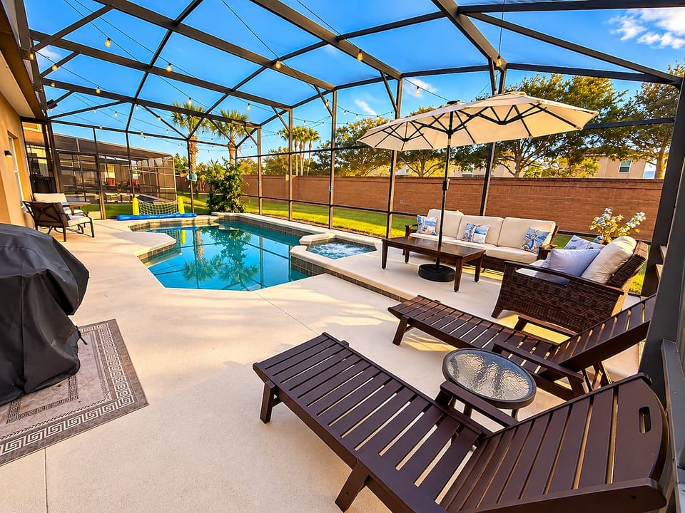 Family villa, private pool, cinema, games room. image 1