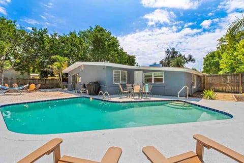Cute home w/ saltwater heated pool! 6 mi to beach! image 2
