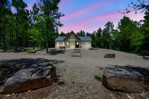 Fall Colors & Cozy Nights • HotTub • FirePit•Trail