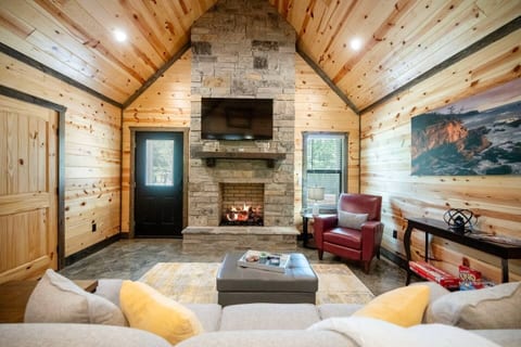 Fall Colors & Cozy Nights • HotTub • FirePit•Trail