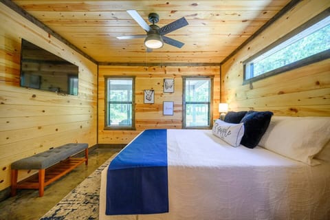 Fall Colors & Cozy Nights • HotTub • FirePit•Trail