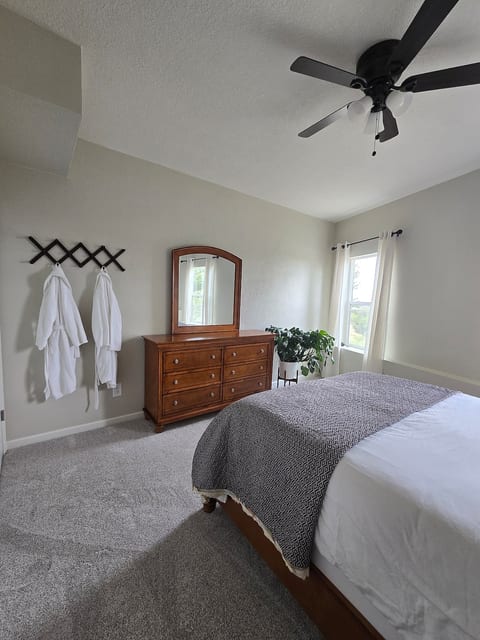 Quiet couples mountain retreat with BIG views image 2
