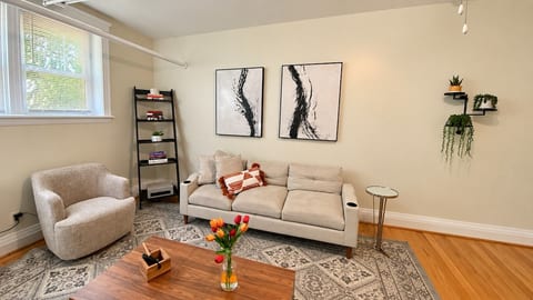 3BR Retreat · Sleeps 8 · Coolidge Corner T image 4
