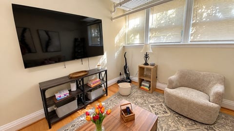 3BR Retreat · Sleeps 8 · Coolidge Corner T image 6