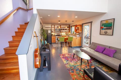Kenton Loft-
Hottub, walk to transit&restaurants