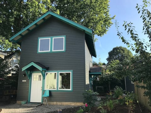 Kenton Loft-
Hottub, walk to transit&restaurants