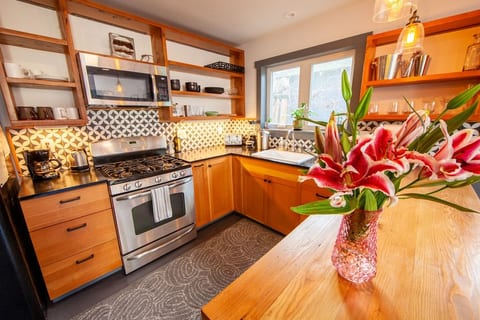 Kenton Loft-
Hottub, walk to transit&restaurants