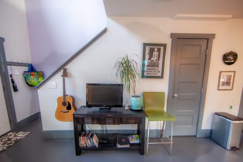 Kenton Loft-
Hottub, walk to transit&restaurants
