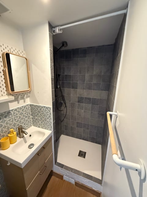 Room Above Paris | Charming Rooftop Studio in Vibr