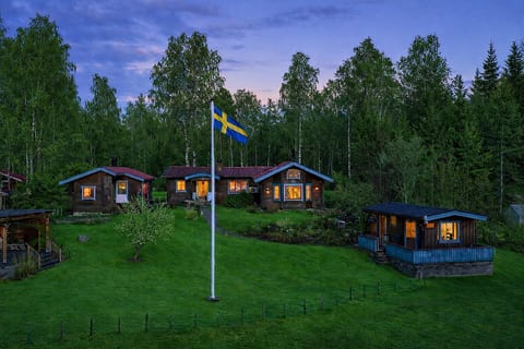 Large, fenced-in natural plot. Three buildings on the property. Main house with two bedrooms. Other houses with bedrooms and one house with a bedroom and a wood-fired sauna. 75 meters to the lake and a jetty with a boat.