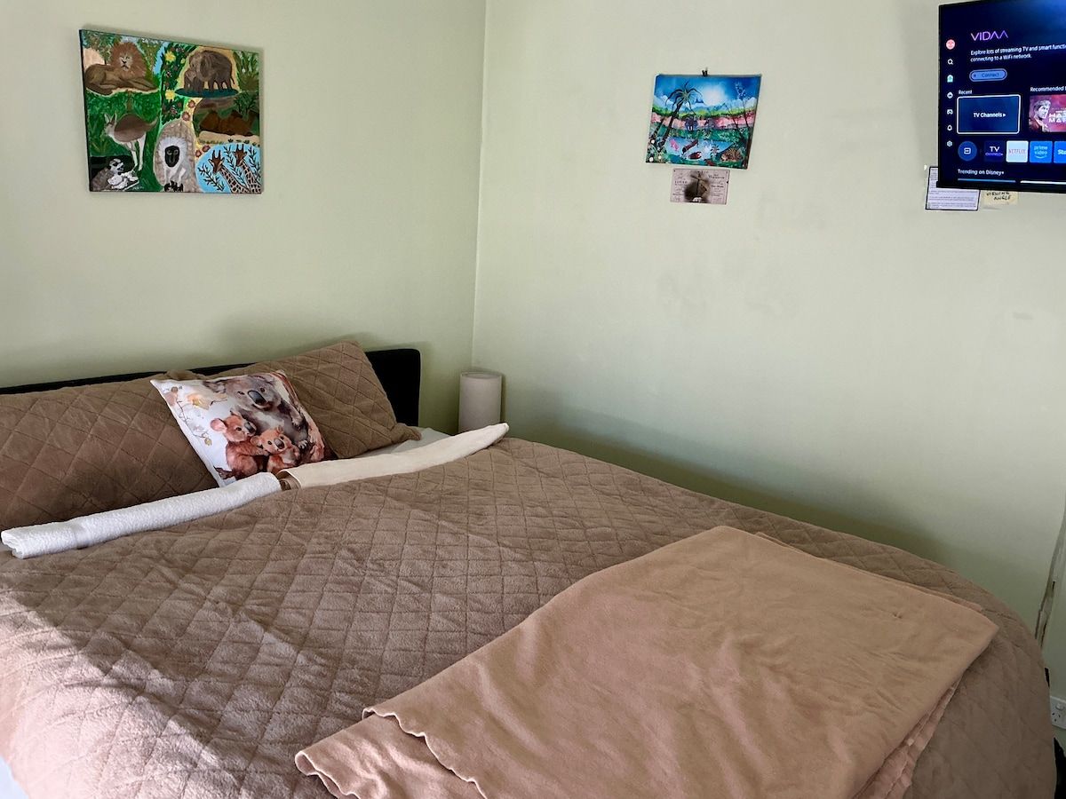 Cosy Queen bed or two beds shared room option