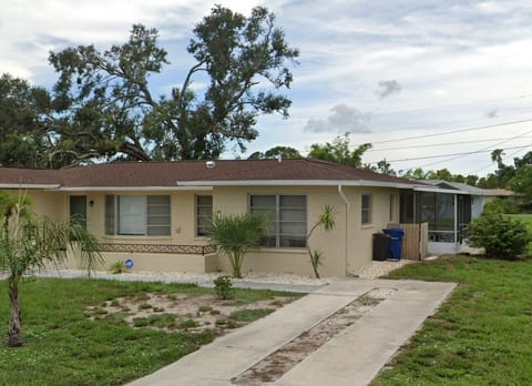 Home in North Port, AC, Wi-Fi, five minutes walk to Warm Mineral Springs 